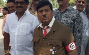 Индийский политик пришел на заседание парламента в образе Гитлера