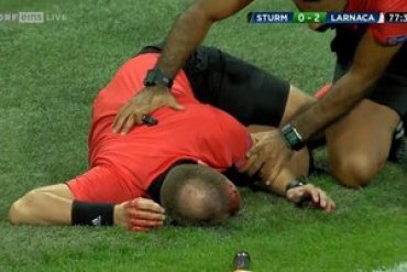 Во время матча Лиги Европы линейному арбитру разбили голову