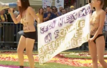 Активистки Femen растоптали знаменитый цветочный ковер в Брюсселе