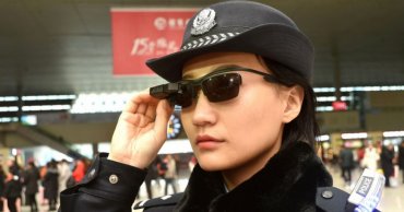 Для китайской полиции разработали очки с технологией распознавания лиц