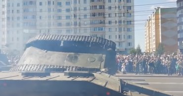 На параде в Курске перевернулся танк