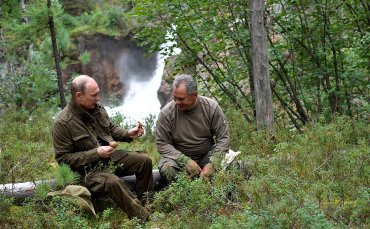 Путин провел выходные в лесу с министром обороны и главой ФСБ