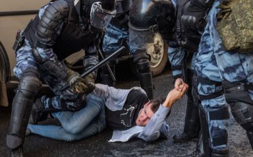 На акции протеста в Москве задержали более 800 человек