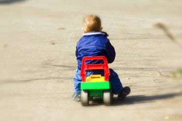 В России из детсада сбежал малыш на игрушечной машине