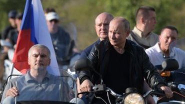 Путина требуют наказать за езду на мотоцикле без шлема