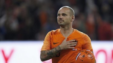Легендарный нидерландский футболист объявил о завершении карьеры
