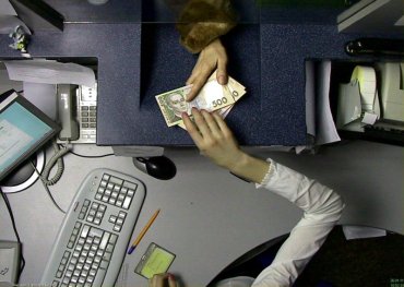 Кассир банка похищала деньги с банковских карточек пенсионеров