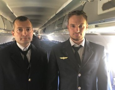Пилотам, посадившим A321 в поле, присвоены звания Героев России
