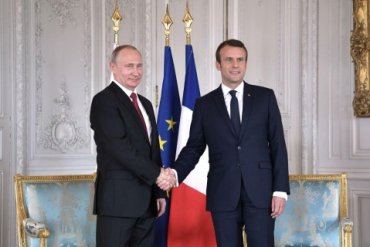 Путин прилетел во Францию обсудить с Макроном Украину