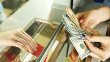Украинцы несут деньги в банки