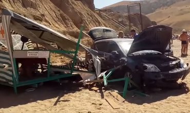 На известный пляж в Крыму упала машина