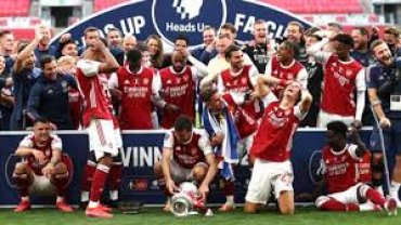 Футболисты «Арсенала» на радостях сломали завоеванный Кубок Англии