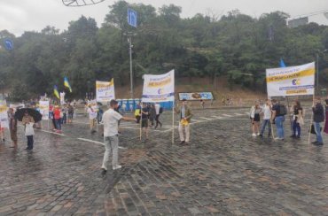 Україна не продається: обурені люди виступили проти Порошенко та проплаченого мітингу під час Маршу захисників в Києві