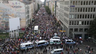 Тысячи жителей Берлина протестовали против карантинных ограничений