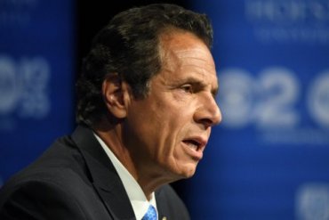 Губернатор Нью-Йорка уходит в отставку из-за обвинений в домогательствах