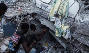 В результате землетрясения на Гаити погибли более тысячи человек