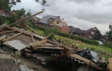 Мощный торнадо в Германии повредил десятки домов