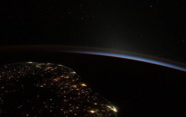 NASA опубликовало снимок начала дня над Землей