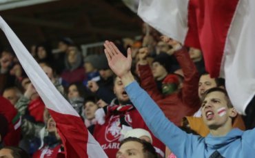 На стадионе в Москве задержали болельщиков с белорусским флагом
