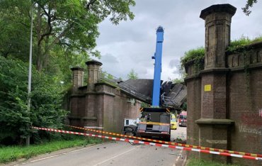 В Нидерландах подъемный кран случайно разрушил памятник истории