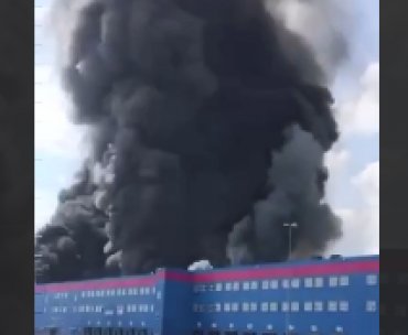 Під Москвою потужно горить склад: валить густий чорний дим