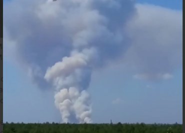 У Новій Маячці під Херсоном пролунали вибухи: у небі величезний стовп диму