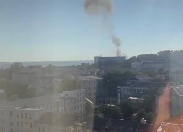 У Севастополі пролунав вибух: з будівлі штабу Чорноморського флоту РФ валить дим