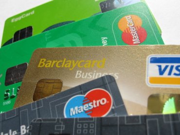 За долги банки без спроса снимают деньги с карточек
