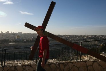 В Великобритании евангелист пронесет 3,5-метровый крест 900 км