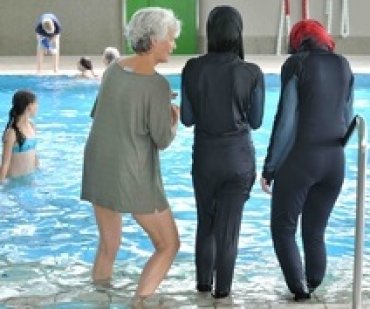 Суд в Германии не разрешил школьницам-мусульманкам пропускать уроки плавания