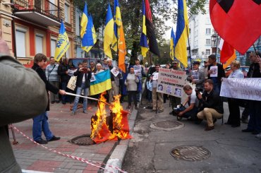 Ющенко с националистами требуют запретить в Украине компартию