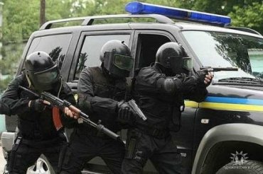В Артемовске милиционеры с автоматами штурмовали прокуратуру