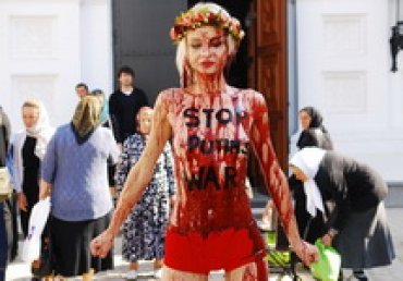 FEMEN провела в Киево-Печерской лавре акцию против агрессии России