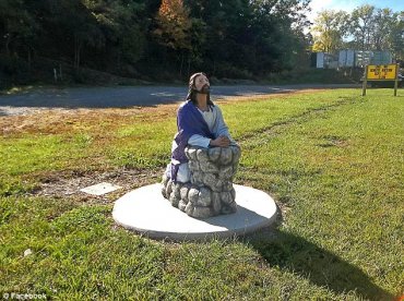 Подросток в США попал под суд за неприличные фото со статуей Христа