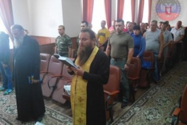 Священник УПЦ (МП) в Донецке духовно окормляет полицию ДНР