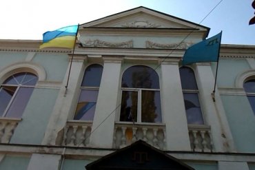 Здание Меджлиса в Симферополе оцепили автоматчики