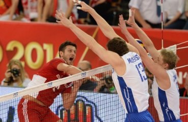 На чемпионате мира по волейболу игрок сборной России плюнул в польского депутата