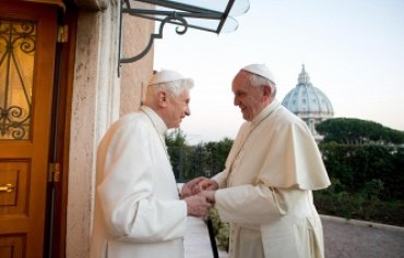 Воскресная служба в Ватикане прошла в присутствии двух Пап Римских