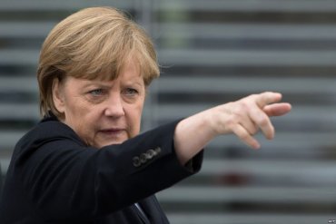 Меркель пока не хочет отменять санкции против России