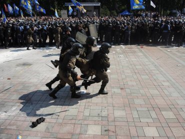 Арсений Яценюк потребовал приговорить к пожизненному заключению мужчину, бросившего гранату у Верховной Рады