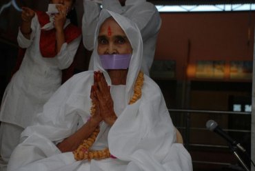 В Индии религиозную практику джайнизма объявили вне закона, признав ее самоубийством