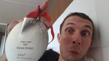Украинскому атлету вручили медаль соперника-китайца