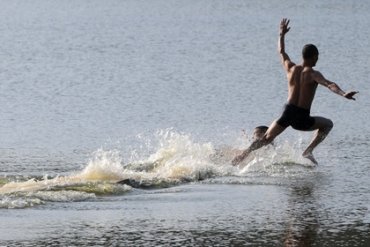 Шаолиньский монах пробежал по воде 125 метров