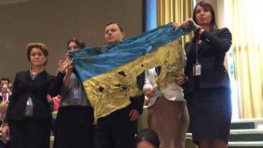Украинскую делегацию выдворили из зала ООН за флаг из Иловайска