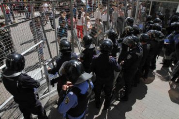 Полиция применила слезоточивый газ против футболистов