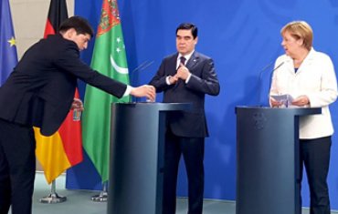 Президент Туркмении на встрече с Меркель побоялся пить