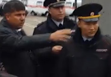 В Бурятии арестованы люди, встречавшие Медведева с плакатами «Денег нет…» и «Ушел из школы в бизнес»