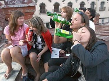Ученые назвали рекламу главным двигателем подросткового алкоголизма