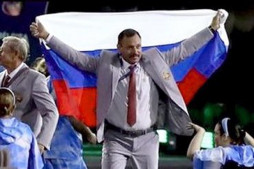 Белоруса лишили аккредитации за флаг России на открытии Паралимпиады