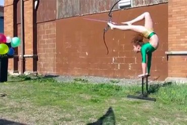 Американская гимнастка научилась стрелять из лука ногами